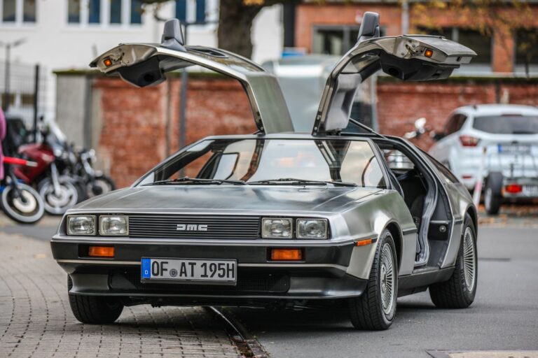 DeLorean DMC-12 z otwartymi drzwiami skrzydłowymi na zewnątrz