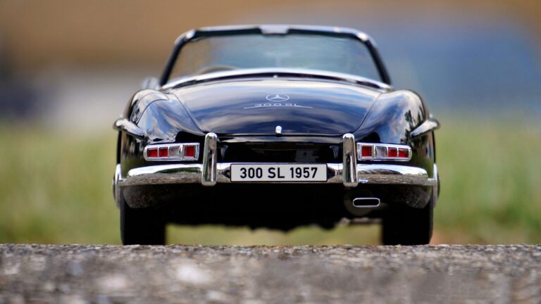 Tył zabytkowego Mercedesa 300 SL Cabriolet z 1957 roku